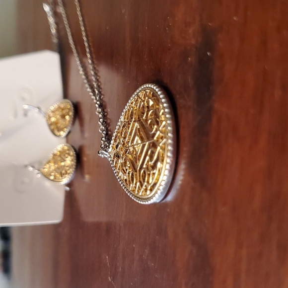 Openwork set earrings & necklace - Picture 3 of 9